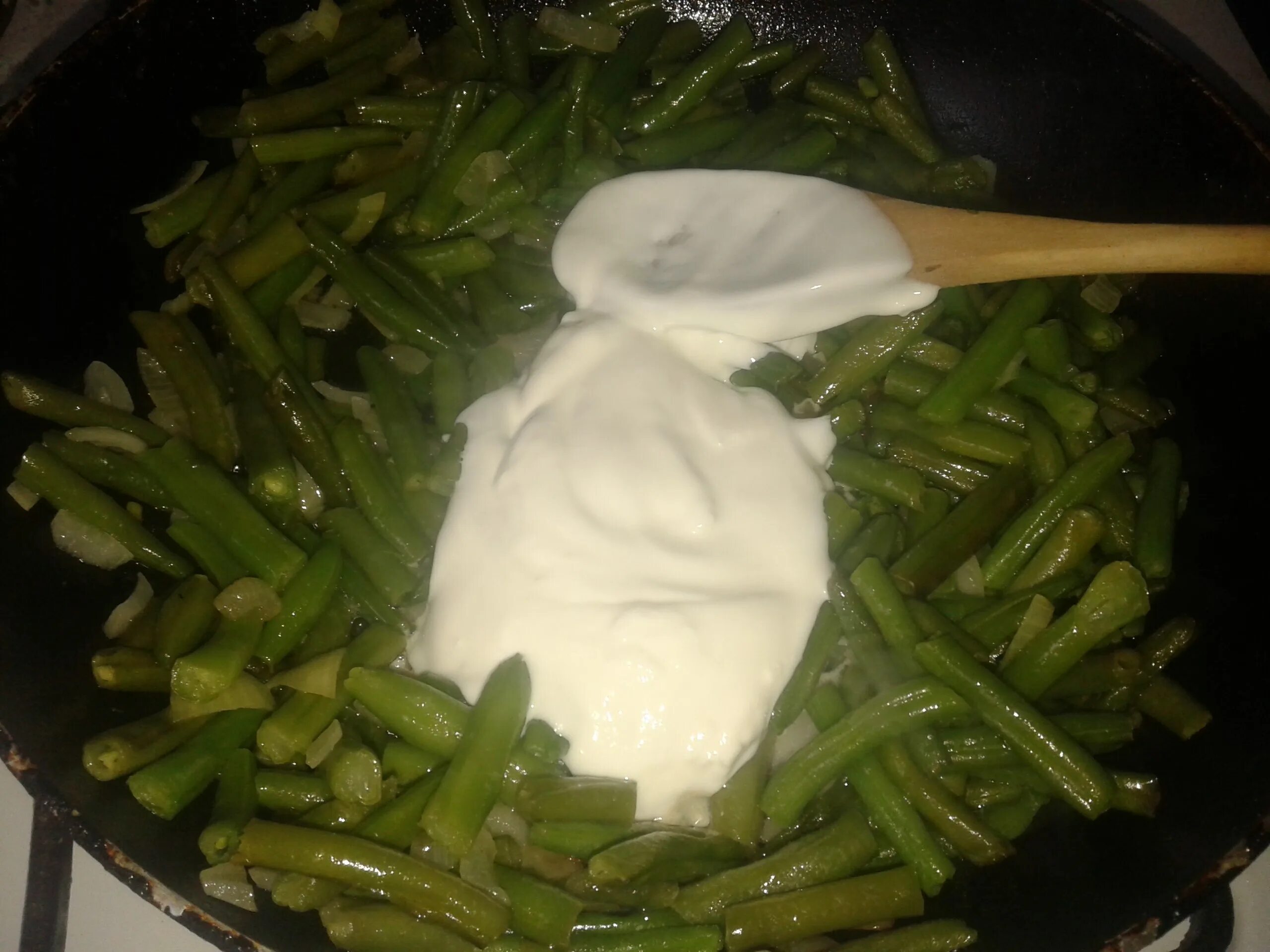 Фасоль в сметанном соусе. Стручковая фасоль в сливках. Стручковая фасоль со сметаной. Стручковая фасоль в сметане. Стручковая фасоль со сметаной.