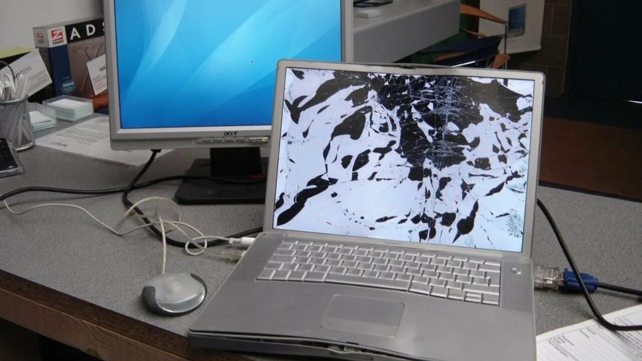 Разбил пк. Сломанный компьютер. Сломанный ноутбук. Разбитый компьютер. Разбитый ноутбук.