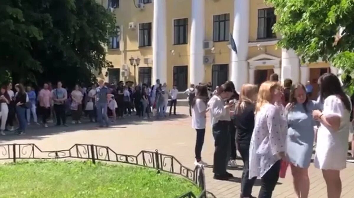 Пожарная тревога в тц. Воронеж митинг 24 сентября. Эвакуация фото. Поликлиника подъезд. Пвр в центре воронежа.