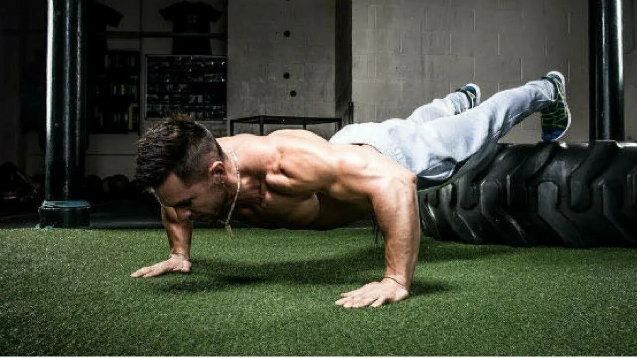 Нилето тренировки. Тренировка в зале. Тренировка суперсет трицепс. Тренер в спортзале. Тренажерный зал.