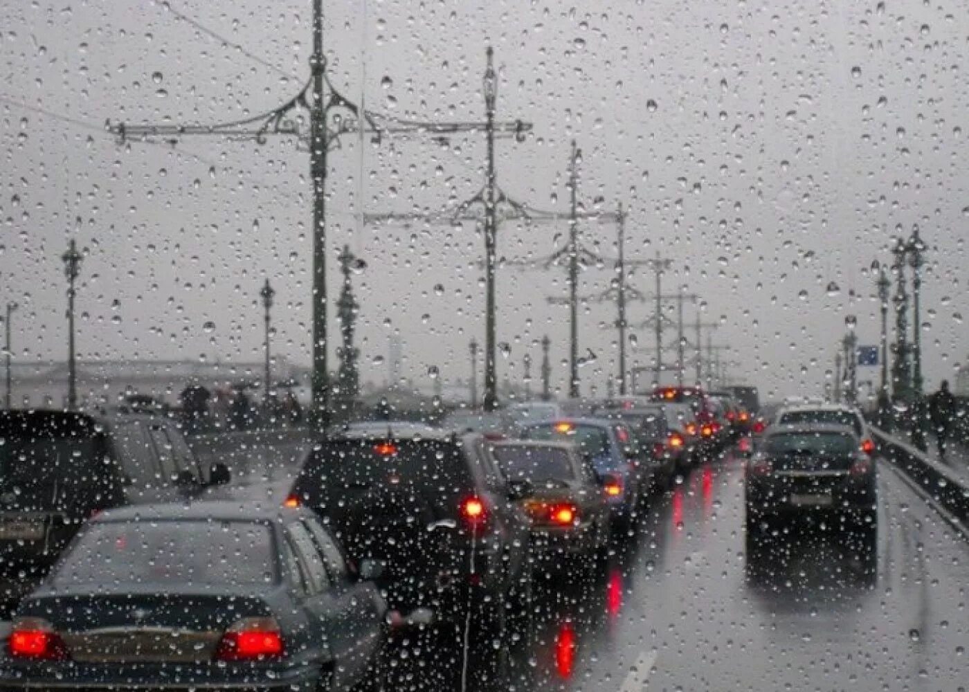 Дождь в дорогу примета. Дождь в Питере. Дождливая Москва. Дождь в городе вид из окна автомобиля. Пасмурно зима город.