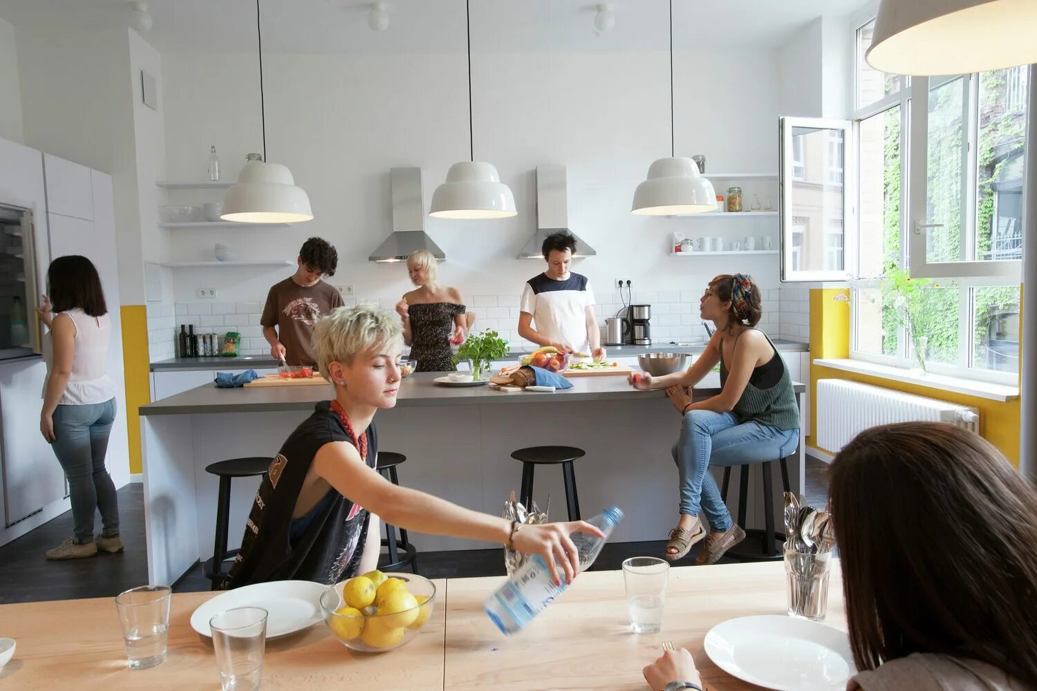 Фото девочка подросток дай пять. Sharing a room. Современное общежитие для студентов. Кембриджский университет общежитие. Share house.