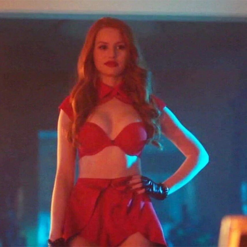 Cheryl S показывает стриптиз возле красного кресла
