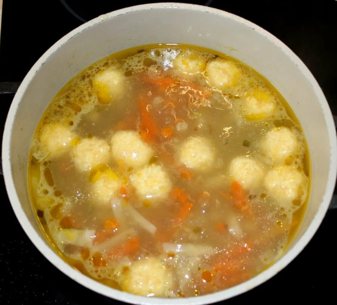 Рецепт супа с клецками без мяса. Куриный суп с клецками. Куриный суп с клецками. Суп с галушками клецками. Рецепт супа с клецками без мяса.