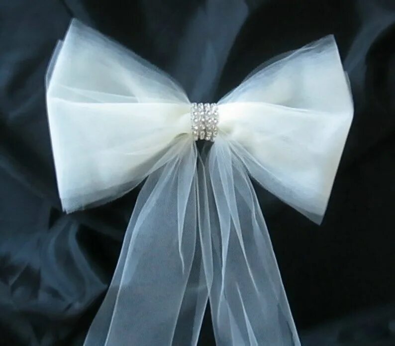 Серебристый бант. Бантик на свадьбу. Ленточки на свадьбу. Свадебные бантики нагрудные. Свадьба из бантиков.