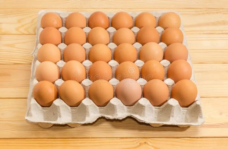 Сколько яиц в лотке. Куриные яйца в лотке. 1 Лоток яиц. Картон для яиц. Яичный лоток большой.