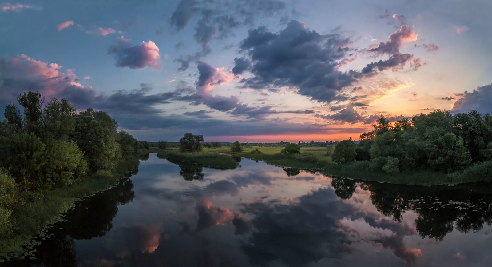 В реку смотрят облака. Облака над рекой. Облака в реке. Тучи над рекой. Природа речка тучи.