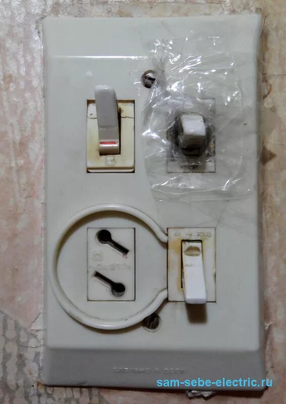 Блок трехпозиционный выключатель с розеткой. Блок 2в-РЦС 2 выключателя и 1 розетка. Трехклавишный блок выключатель туалета Советский. Блок 3в-РЦС 3 выключателя.