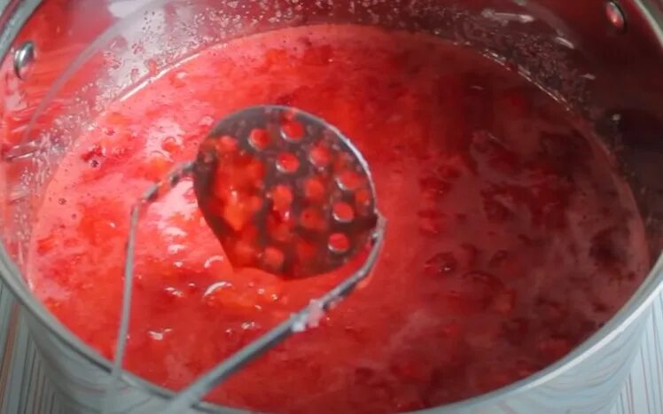 Клубничное варенье. Засахаренные фрукты. Крученая клубника. Клубника перетертая с сахаром на зиму. Клубника перетертая с сахаром.