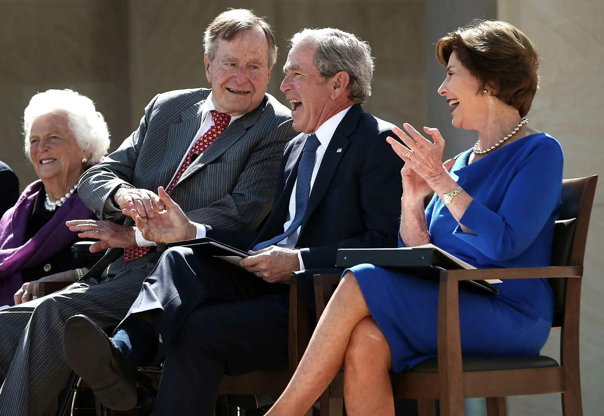 Жена буша старшего. Джордж Буш старший с женой. Джордж Буш старший и младший. Буш старший и Буш младший. Джордж Буш старший с семьей.