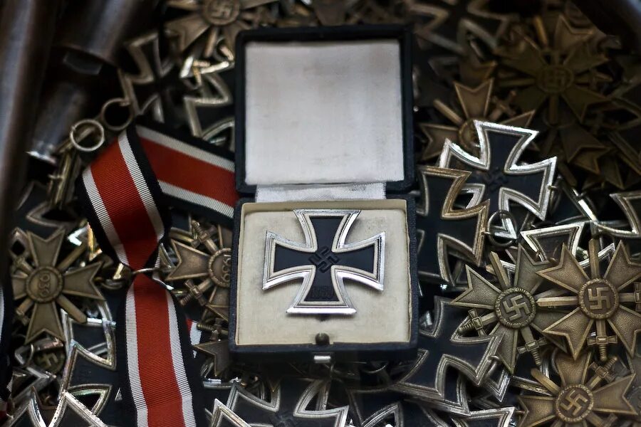 Фашистские медали. Орден железного Креста третьего рейха. Железный крест награда нацистской Германии. Орден вермахта "немецкий крест в золоте". Железный крест 3 рейха.