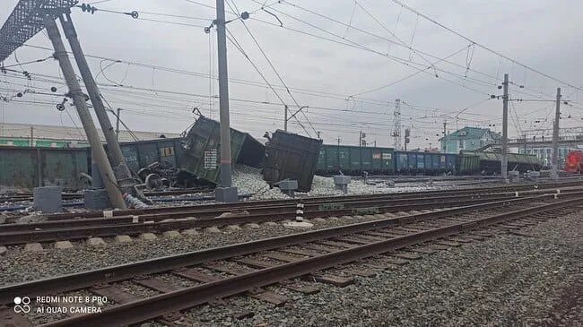 Поезд татарская омск. Сход вагонов на станции Татарская. Станция Татарская Западно-сибирской железной дороги. Сход на станции Татарская. Омская железная дорога станция Татарская.