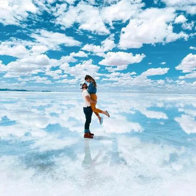 Travelling makes me happy. Прогулка в горах. Travelling makes me happy. Фотосессия путешествие. Радостные туристы.