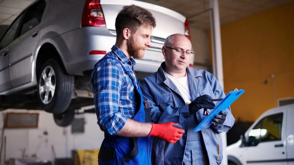 Эксперт техник образование. Автомеханик в полный рост. Выпуск автомобилей механиком. Механика фото. Два механика.