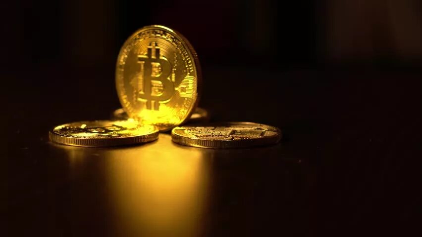 Звуки на телефон звук монет. Монетка на удачу. монеты на столе. золотые монеты обои. звук монет.