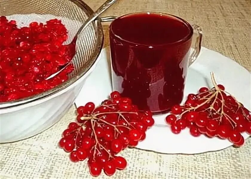 Калина варенье. Калина с сахаром на зиму без варки. Сок калины с сахаром без варки. Варенье из калины на зиму. Перетереть ягоды с сахаром пропорции.