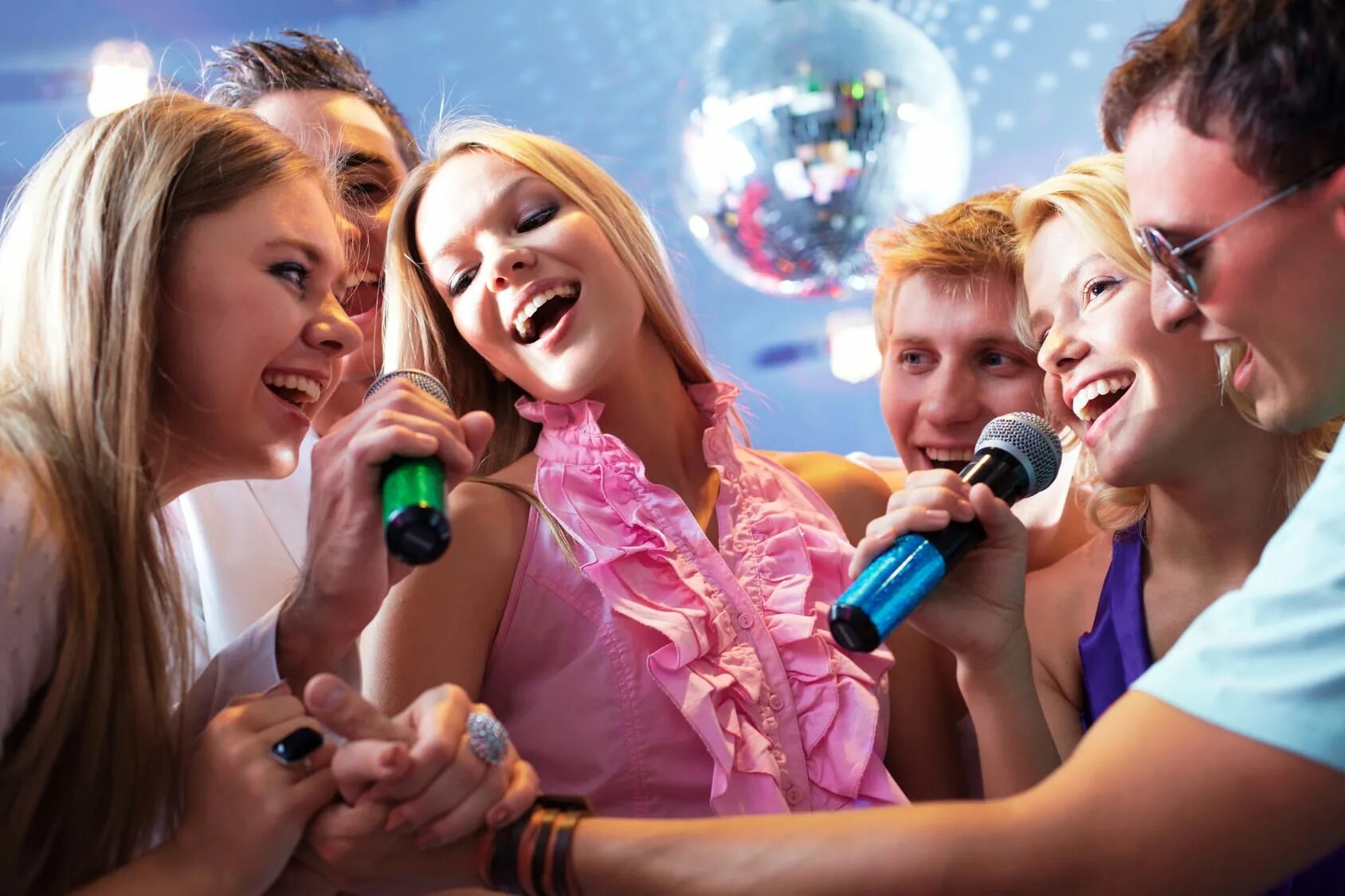 Karaoke com. Человек поет. Петь в ресторане. Вечеринка. Женщина, которая поет.