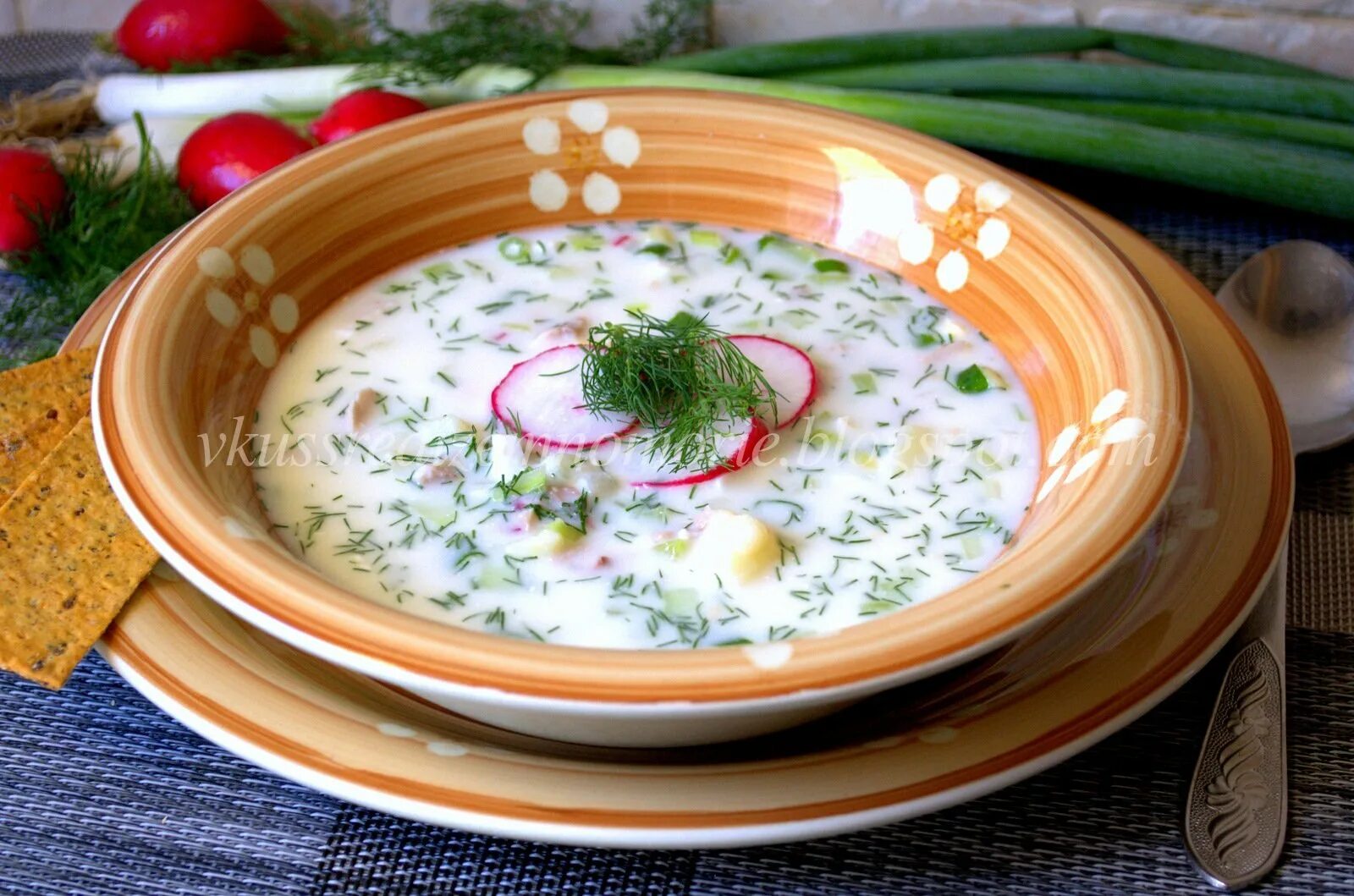 Окрошка с куриным филе. Окрошка на минералке. хопхед окрошка. чувашская окрошка. окрошка на квасе.