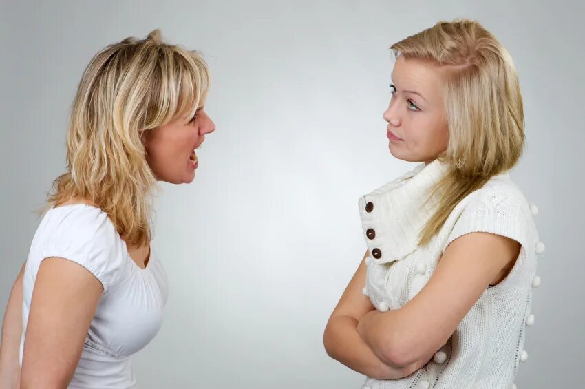 Подросток ссорится с мамой. Конфликт между родителями и детьми. Конфликт между взрослыми и детьми. Конфликт родителей и детей. Родители и дети.
