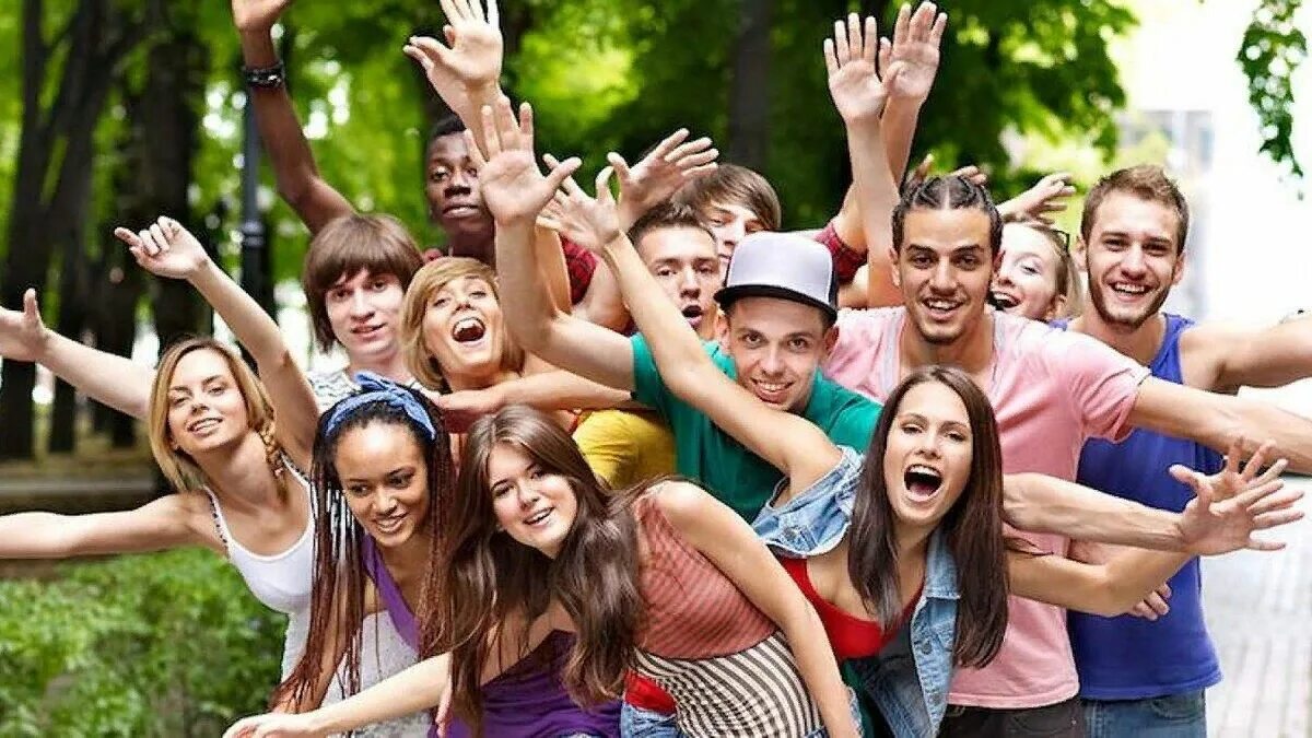 Современная молодежь. Счастливые подростки. Группа людей. Современная молодежь. Люди летом в городе.