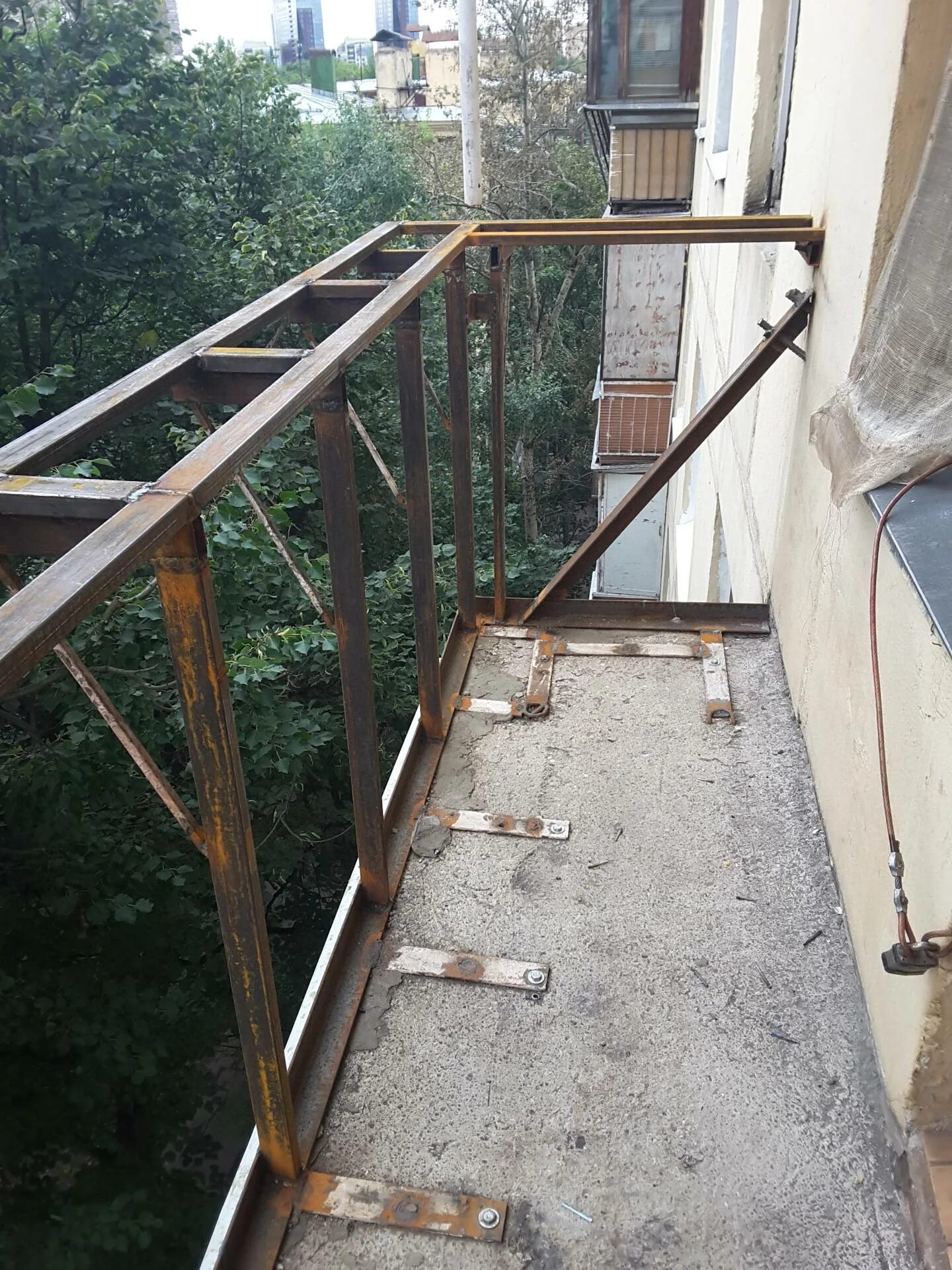 Балкон своими руками в панельном. Балкон с выносом. Сварной каркас для балкона. Металлический каркас балкона. Отделка парапета балкона.