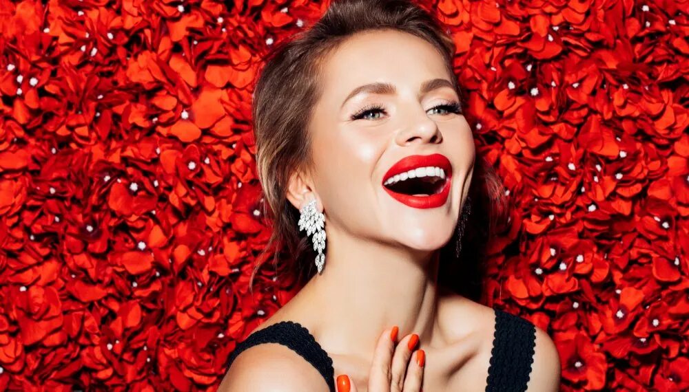 женские губы. красные губы улыбка. красные губы улыбка. губы улыбка. улыбающиеся женские губы.