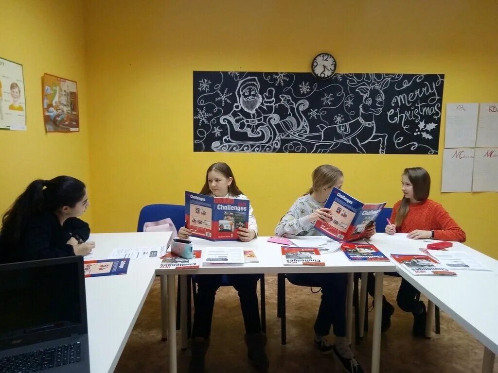 Языковая школа санкт петербург. Школа английского orange. Английская школа. Факультет иностранных языков. Английские школьники.