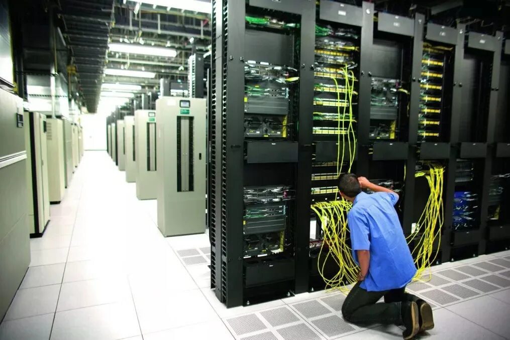 Установить сервер на телефон. Серверный шкаф IBM. Серверный зал IBM. 3data ЦОД. Серверная комната.