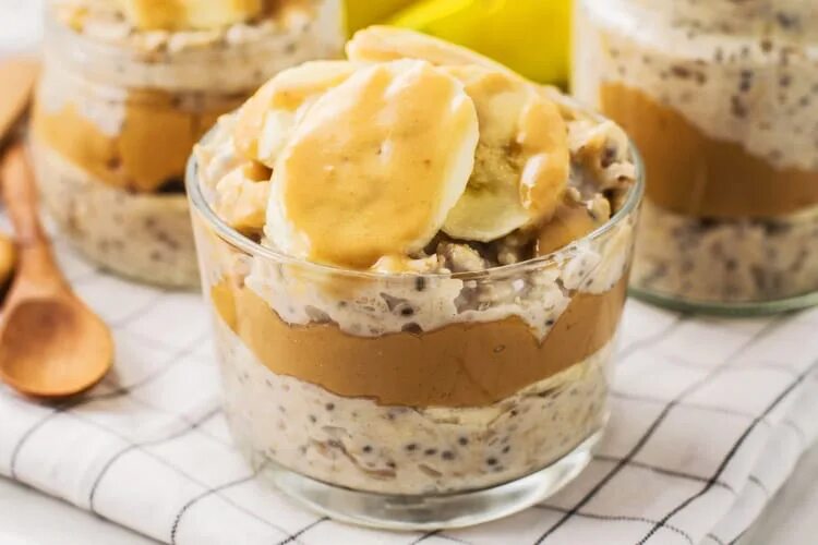 Банановое сливочное масло. Овсянка арахисовая паста банан Эстетика. Overnight Oats. Oatmeal with Banana and Peanut Butter. Overnight Oats foto.