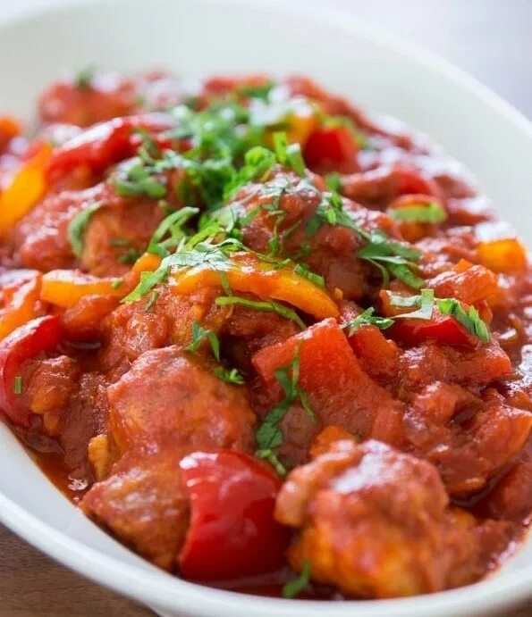 курица с болгарским перцем. фахитос мексика. перец курица лук. курица тушеная с болгарским перцем. птица тушеная в соусе с овощами.