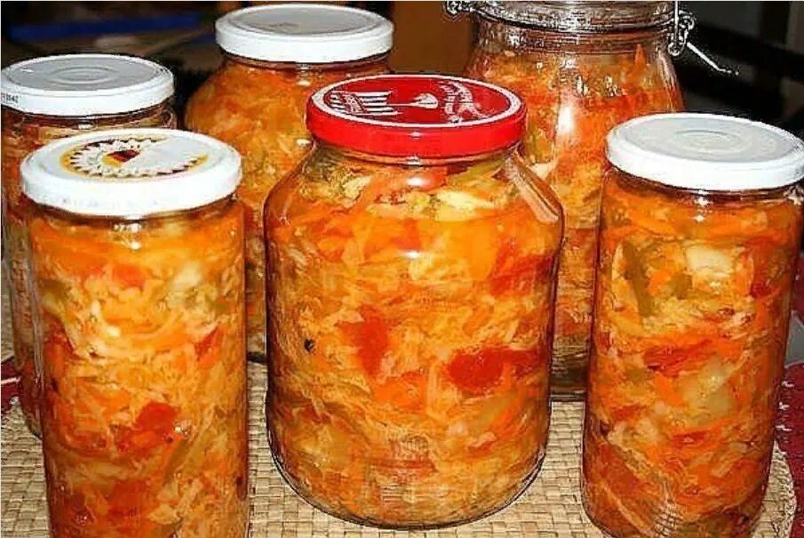 Кубанский салат с капустой помидорами огурцами. Салат Кубанский на зиму. Кубанский салат на зиму из капусты. Салат Кубанский с капустой на зиму. Овощной салат на зиму Кубанский.