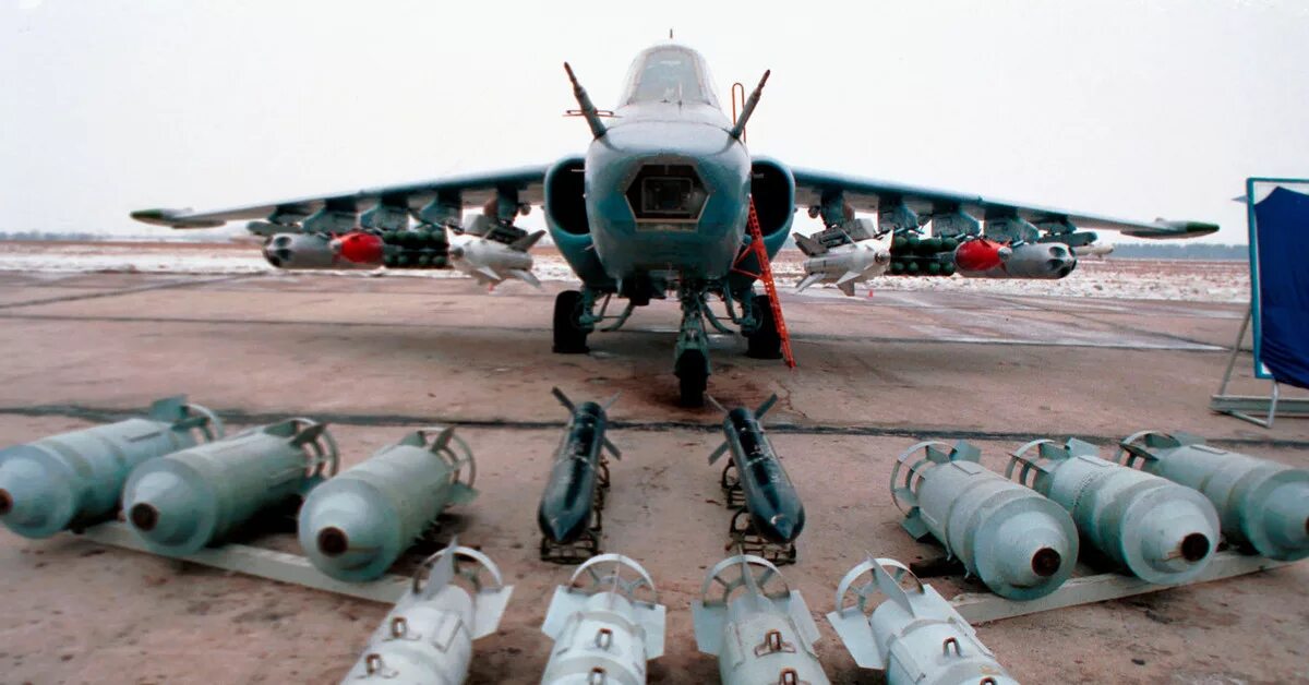 Какой самолет несет фаб. Фаб 500 на Су 25. Фаб-250 Су-25. Самолёт-Штурмовик Су-25. Су-25 с бомбами.