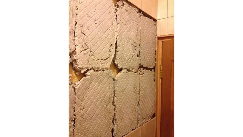 Почему лопается плитка. Отслаивание плитки. отслоение плитки. отслоение плитки от стены. плитка отвалилась.