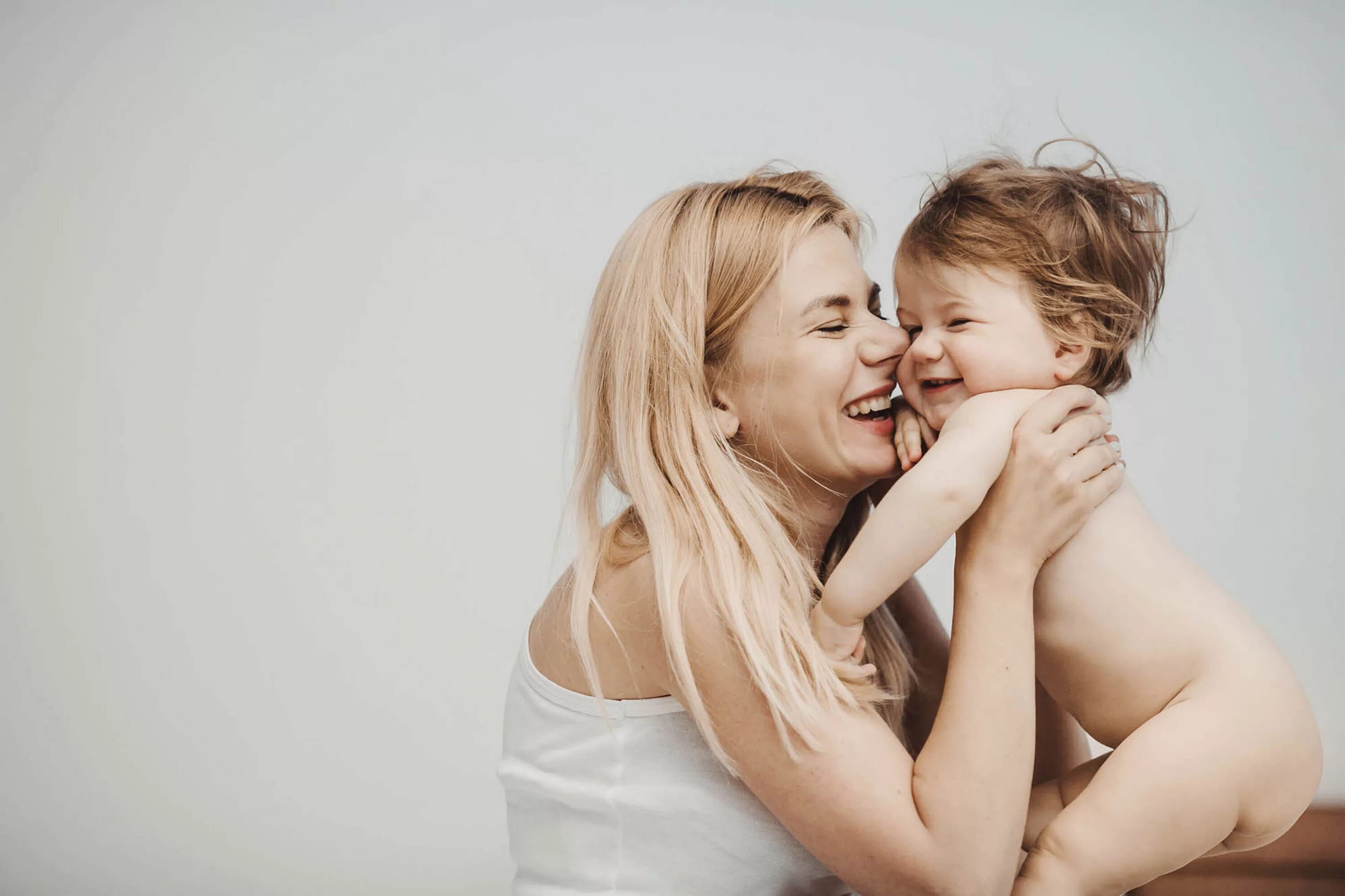 дети помогают родителям. маму во все места. кухня для детей. маму во все места. ребенок в кровати с родителями.