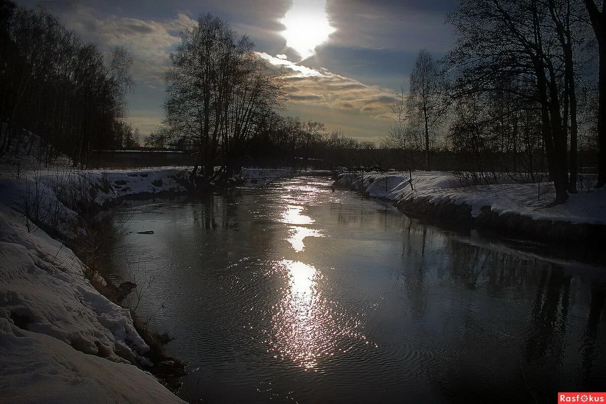 В марте день с ночью. Природа вечер.