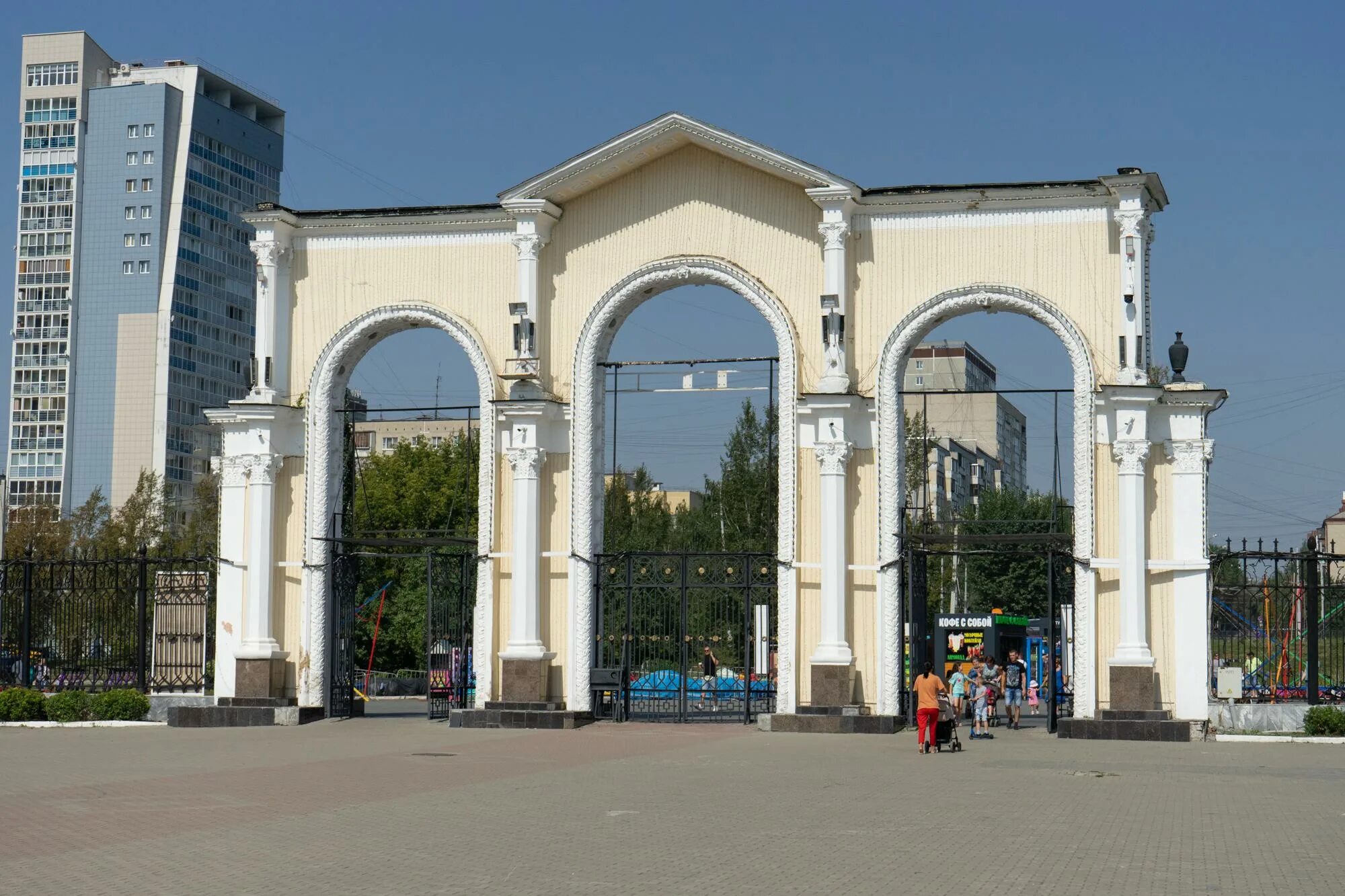 Открытый кинотеатр екатеринбург парк маяковского. Парк маяковского кинотеатр под открытым небом. Парк имени маяковского екатеринбург. Парк маяковского екатеринбург. Парк маяковского екатеринбург пруд.