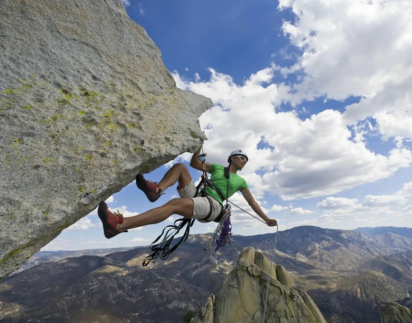 Поход альпинистов. Экстремальный туризм. Обои на рабочий стол эверест. Алекс хонор альпинист. Climb up the mountain.