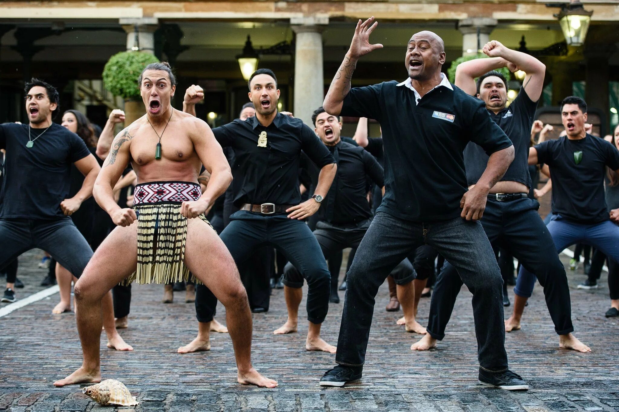 Танец haka новая зеландия. Танец хака в новой зеландии. Танец хака в новой зеландии. Маори хака. Боевой танец хака.