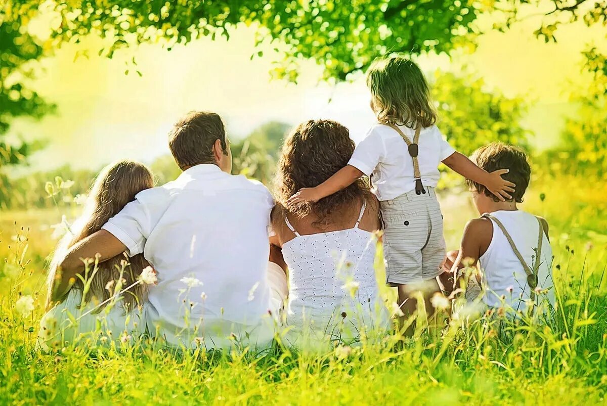 Силует счастливой сеиьи. Счастливая семья. Family love 2. Семейное счастье. Ребенок на руках.