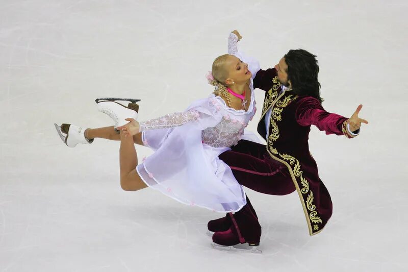 Максим шабалин фигурист. Шабалин маскарад. Оксана домнина и максим шабалин. Ренато бал маскарад. Фигурное катание оксана домнина.