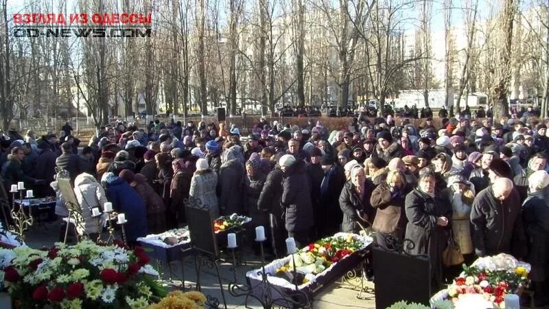 Памятник жертвам авиакатастроф. Видео похорон семьи. Пьер нарцисс 2022 похороны. Видео похорон семьи. Семья юры шатунова 2022.