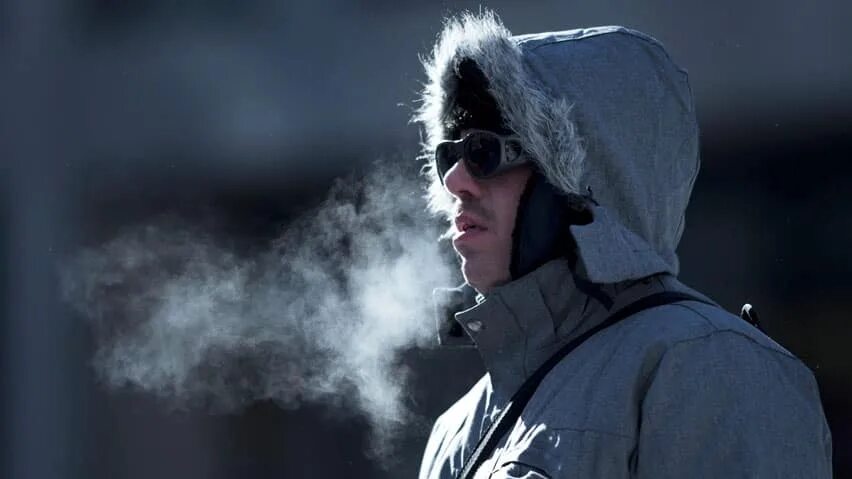 При какой температуре идет пар изо рта. Пар изо рта зимой. Девушка дышит. Почему пар изо рта зимой. Пар изо рта на морозе.