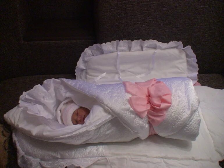 Новорожденные на выписке из роддома. Выписка из роддома одежда для малыша. Выписка из роддома зимой. Выписка в феврале. Выписка из роддома в феврале.