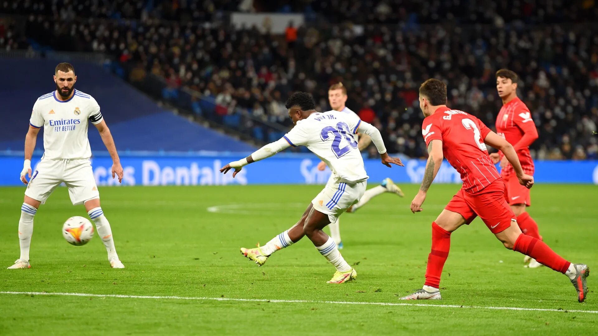 Реал севилья матч тв. Реал Мадрид Севилья. Sevilla vs real Madrid. Реал - Севилья - 1:0. Футбол в Испании Реал Мадрид.