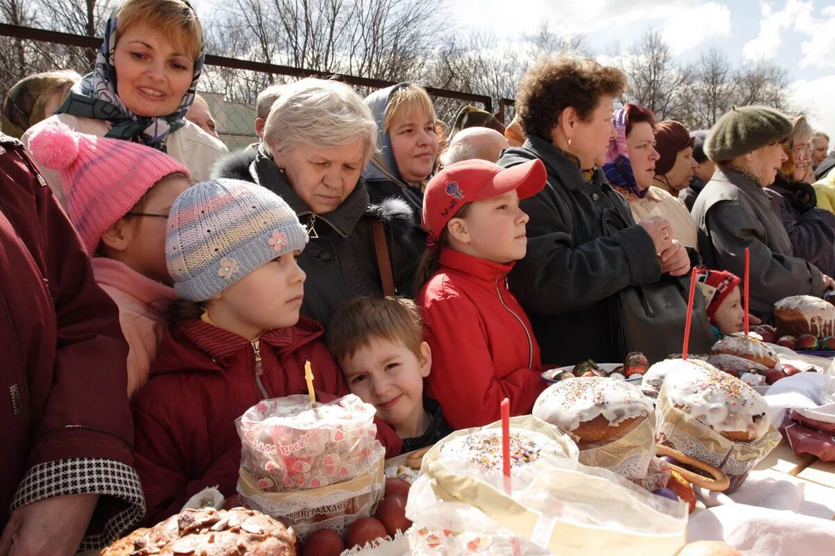 Пасха в 2007 году какого. Освещение куличей на Пасху. Освящение куличей на Пасху. Пасха храм. Светят куличи на Пасху.