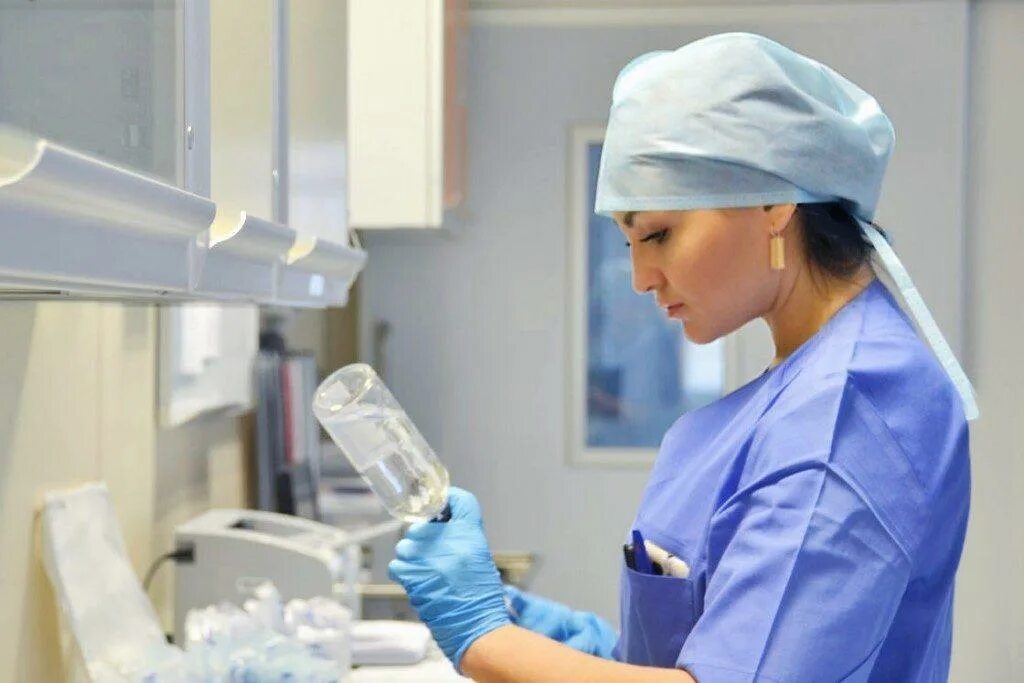 уход младшей медицинской сестры за больными. сестра по уходу вакансия. сестра по уходу вакансия. младшая медицинская сестра. выполнение работы младшей медицинской сестры.