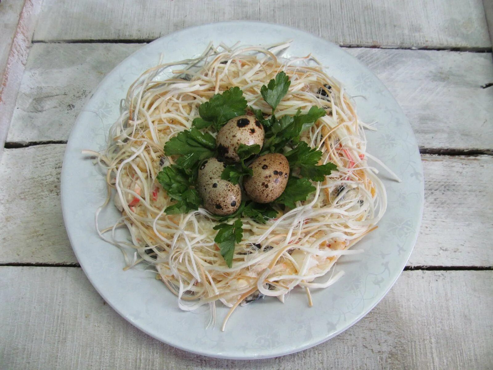 Рецепт кукушкино гнездо. Салат глухариное гнездо классический. салат гнездо перепелки. перепелиное гнездо. салат перепелиное гнездо.