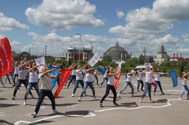 Тульское молодежное. Молодежь Тулы. День молодежи России Тула. Площадь флага России Тула. Фотосессия в Туле молодежь.