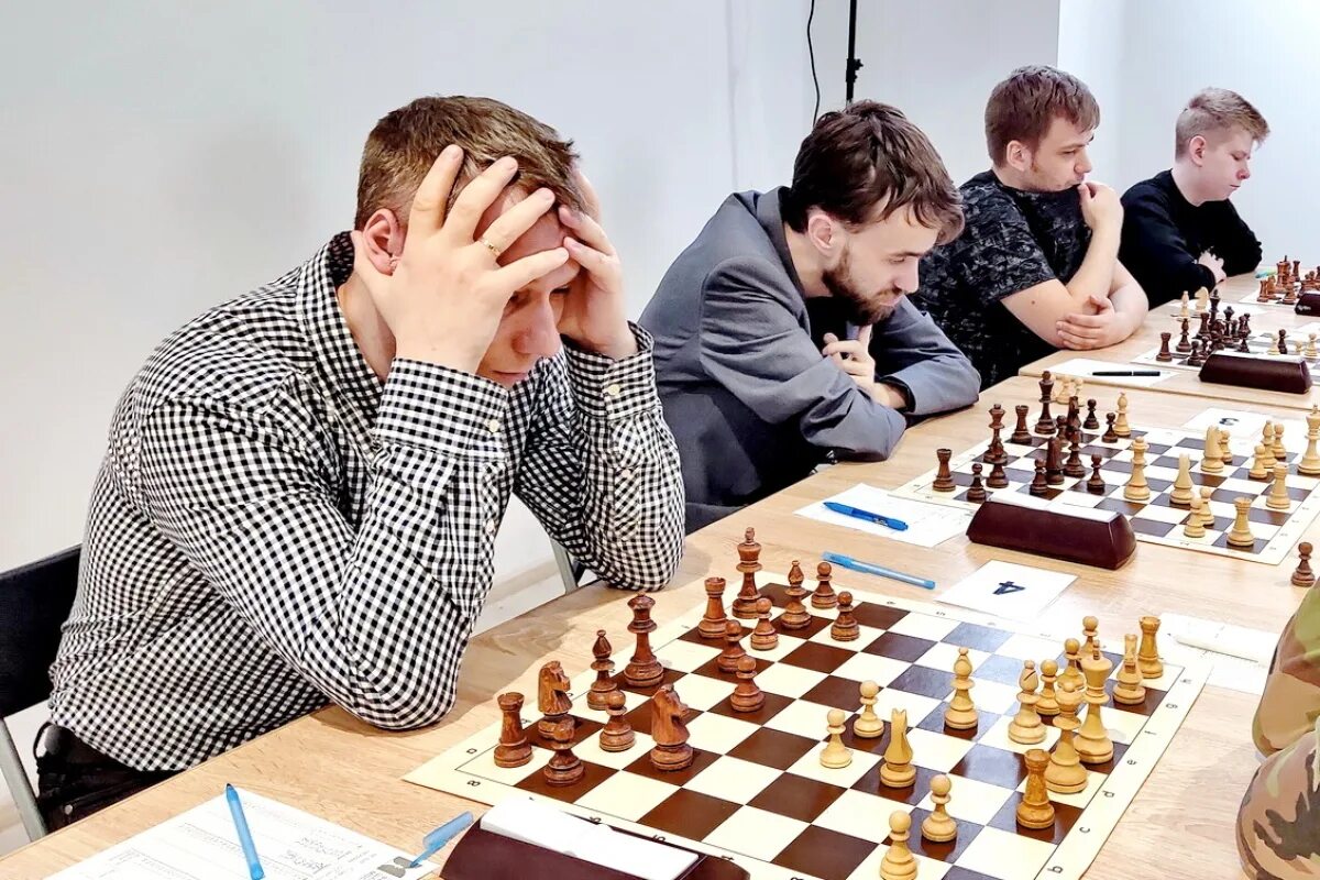 Шахматы победа. Шахматный турнир много столов. Мужчина играет в шахматы. Мужчина с шахматами.