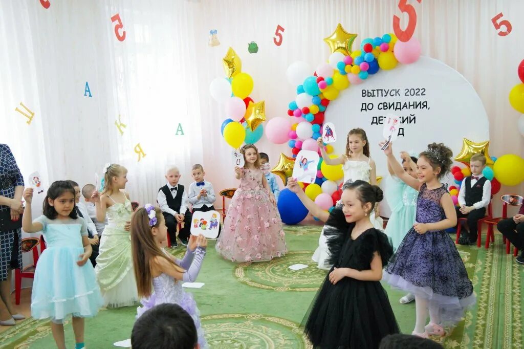 Выпуск в садике. Выпускной в детсаду. С выпускным из детского сада. Выпуск в детском саду. Праздники в детском саду.